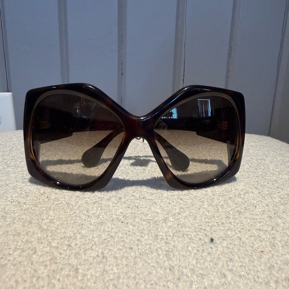 Gucci Accessories - Elegant Brown Sunglasses